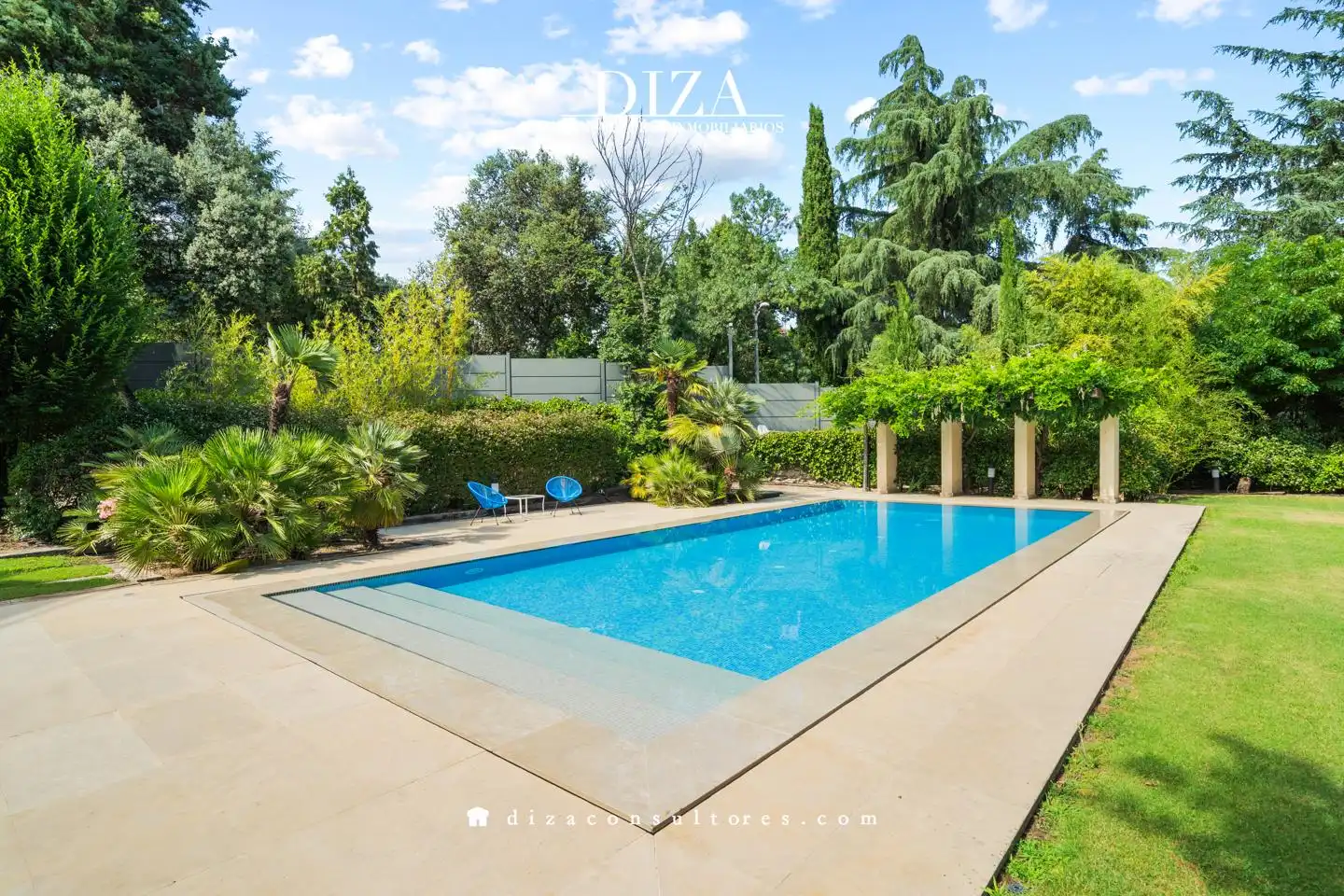 Swimming pool of Houses for rent in Madrid  with Air Conditioner, Heating and Private garden