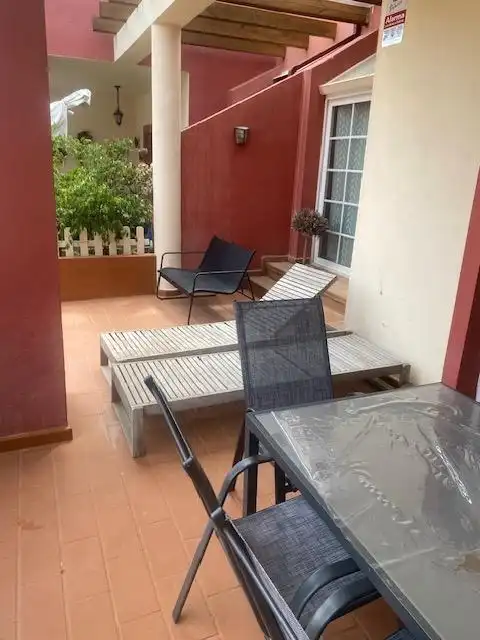 Terrasse von Einfamilien-Reihenhaus zum Verkauf in Sotogrande mit Klimaanlage, Heizung und Privatgarten