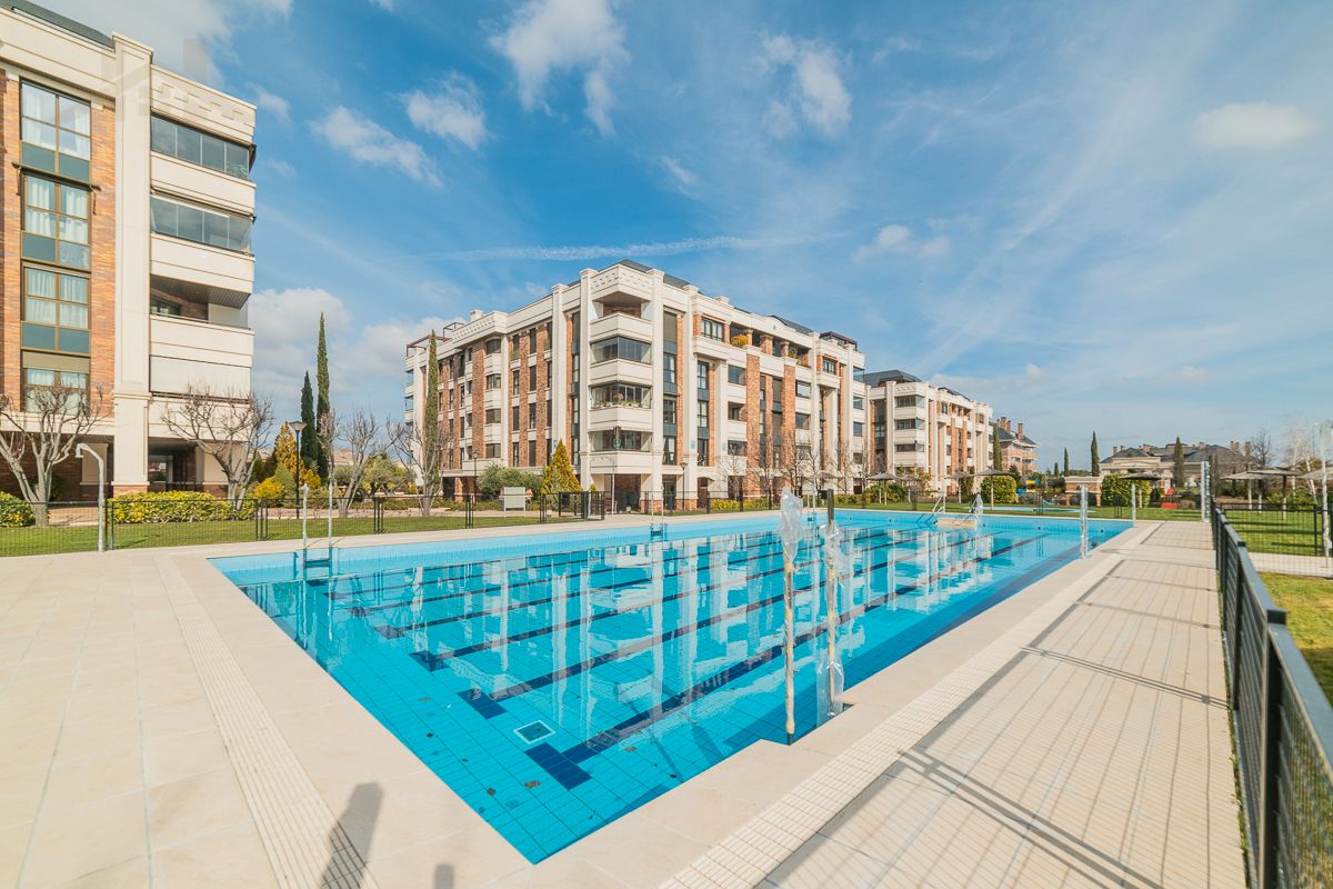 Piscina de Dúplex en venda en Majadahonda amb Aire condicionat, Calefacció i Parquet