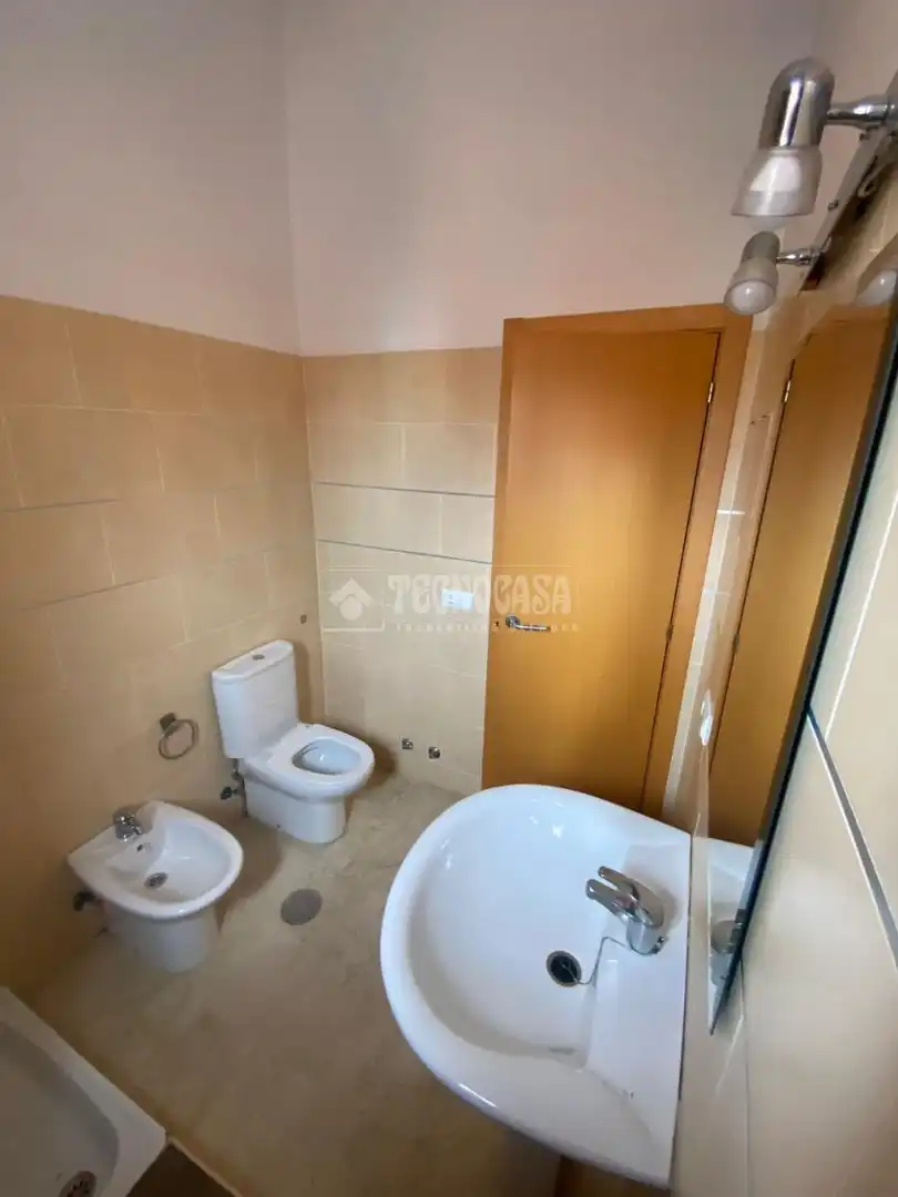 Baño de Piso en venta en Sanlúcar la Mayor con Aire acondicionado y Amueblado