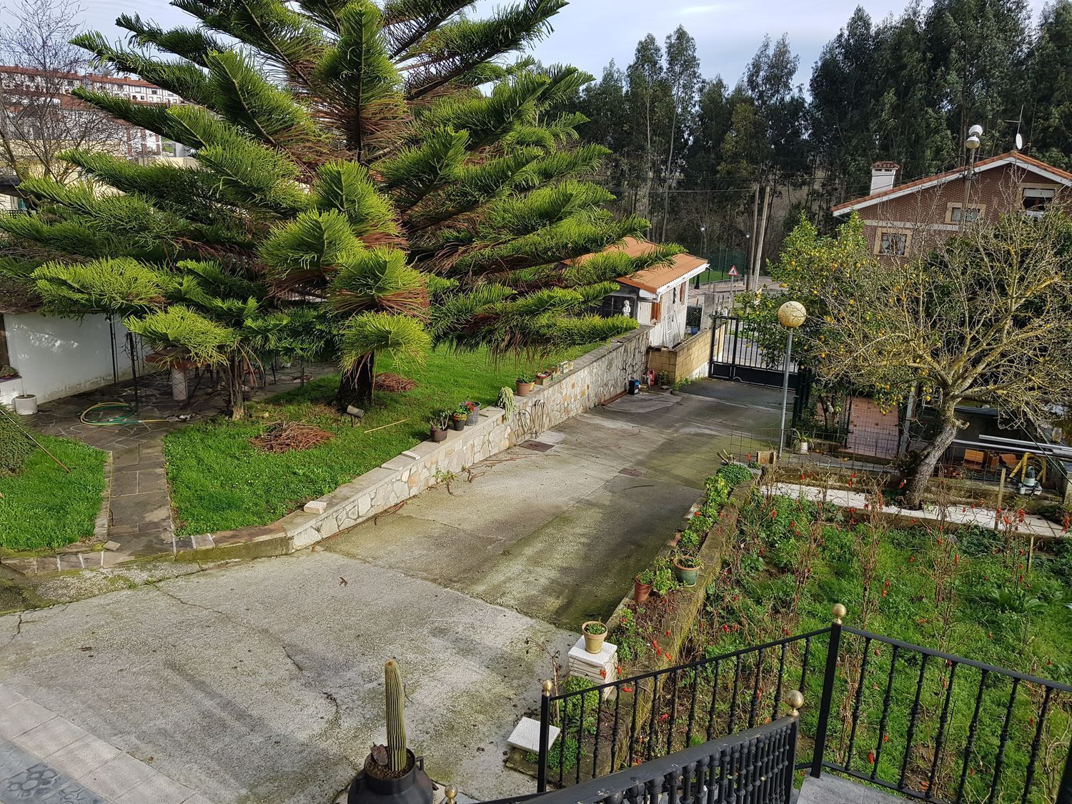 Vista exterior de Casa o xalet en venda en Castro-Urdiales amb Calefacció i Traster