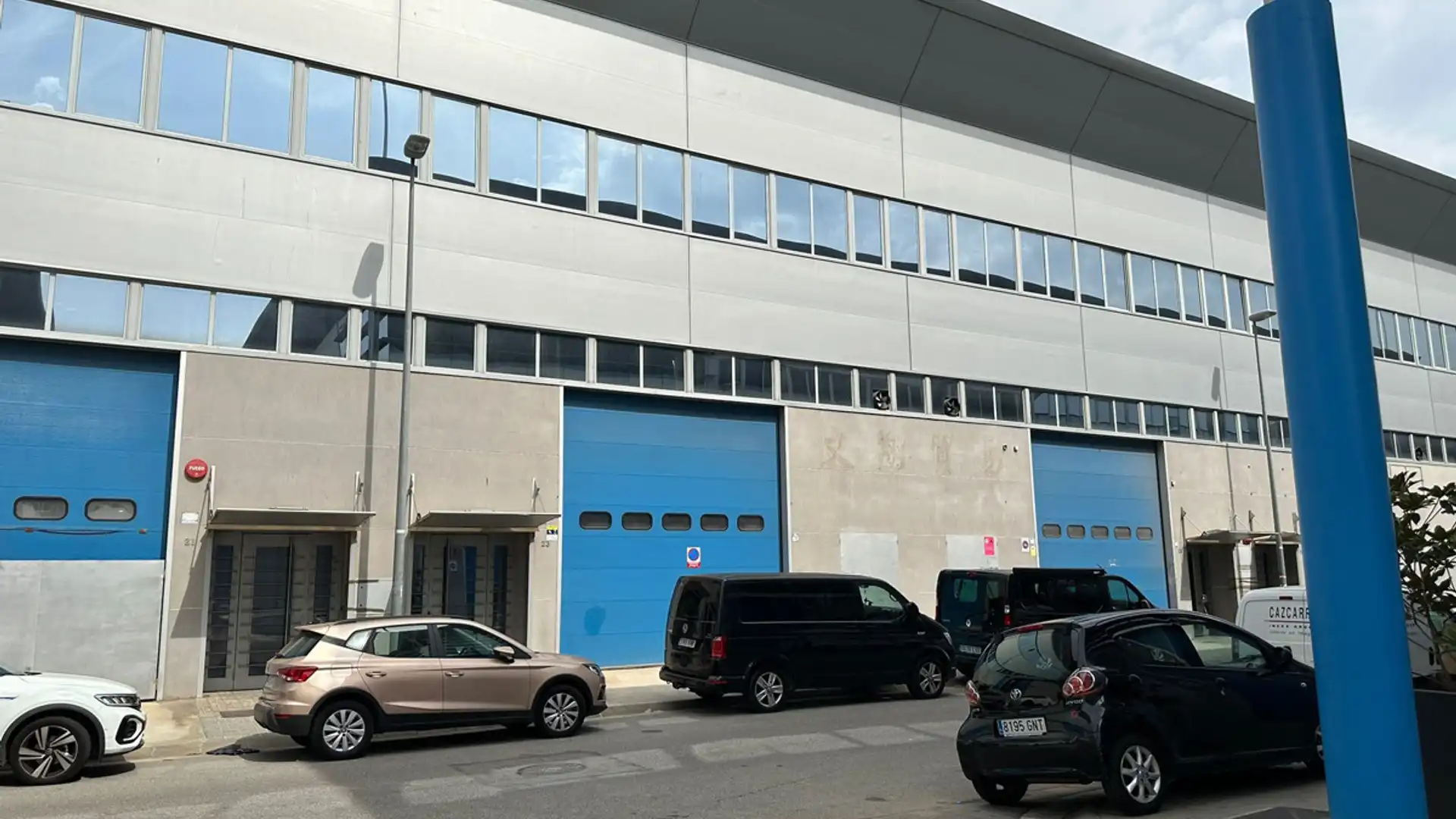 Vista exterior de Nau industrial de lloguer en Badalona
