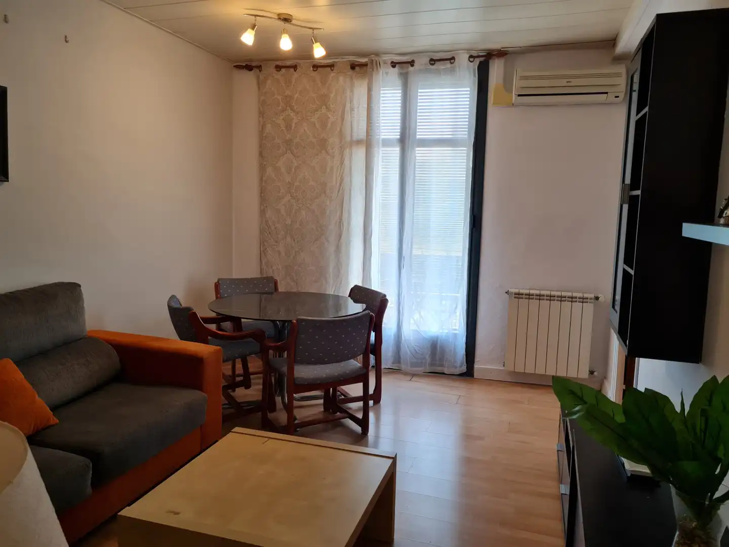 Sala d'estar de Àtic de lloguer en Girona amb Aire condicionat, Calefacció i Parquet