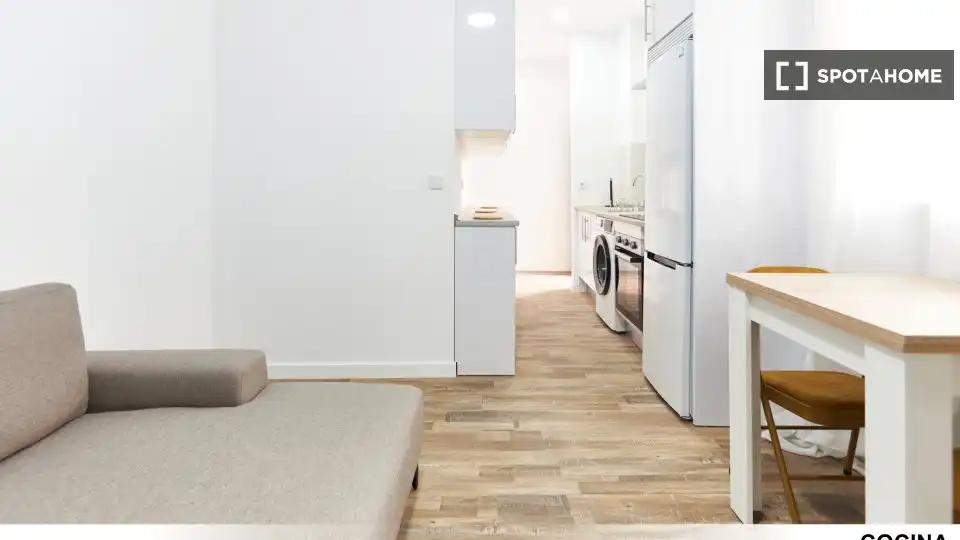 Bedroom of Flat for share in Sevilla  with Air Conditioner, Heating and Furnished