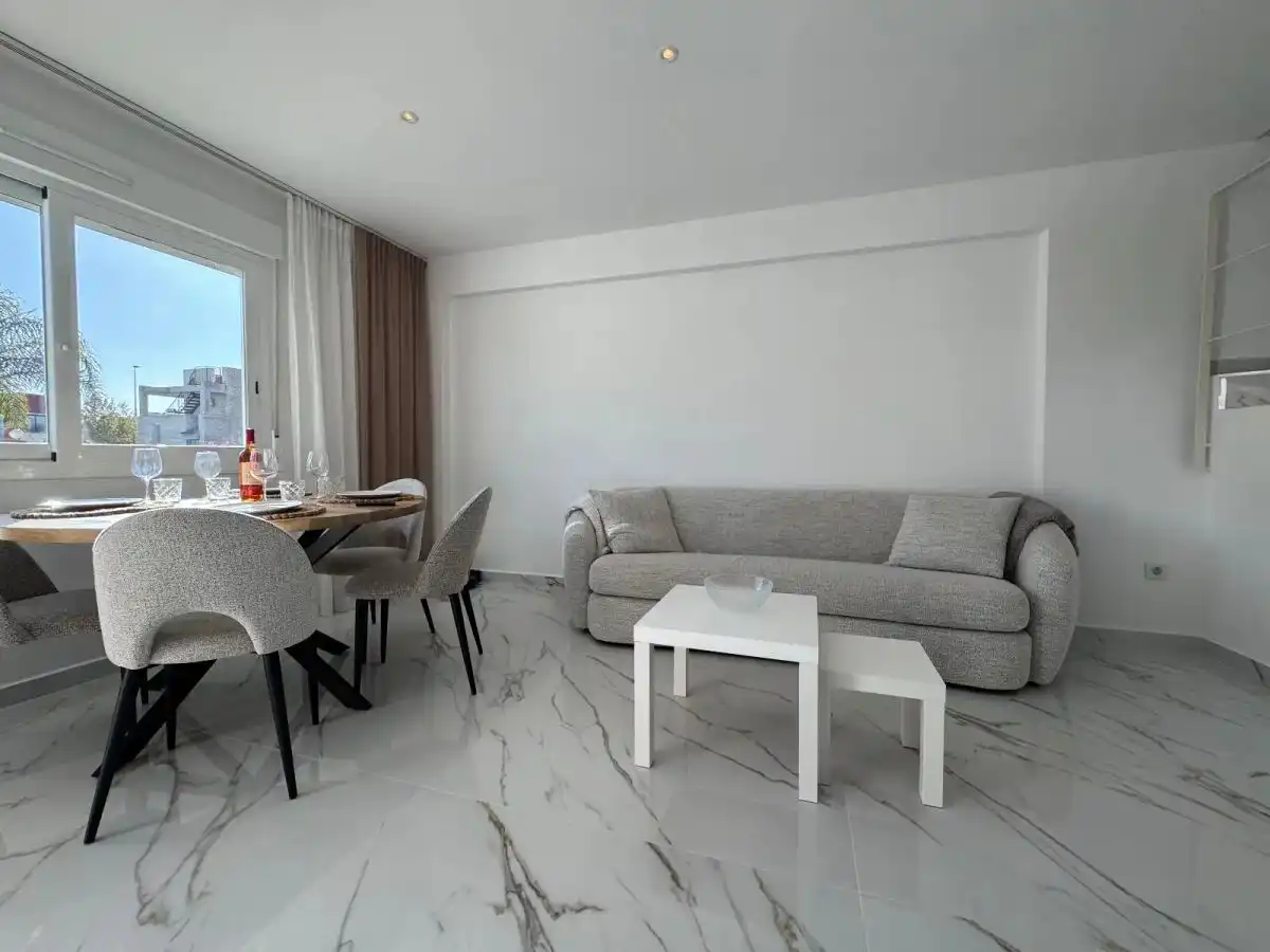 Sala de estar de Casa adosada en venta en Torrevieja con Aire acondicionado, Jardín privado y Amueblado