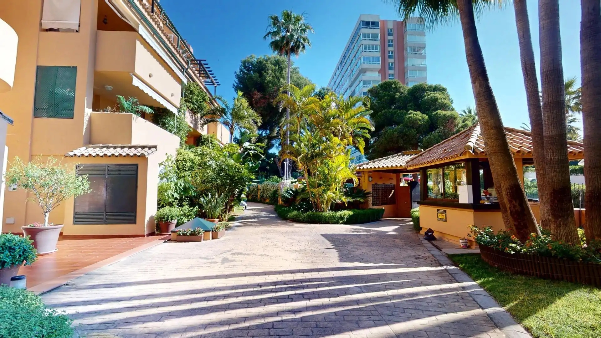 Vista exterior de Pis en venda en Marbella amb Jardí privat, Terrassa i Balcó