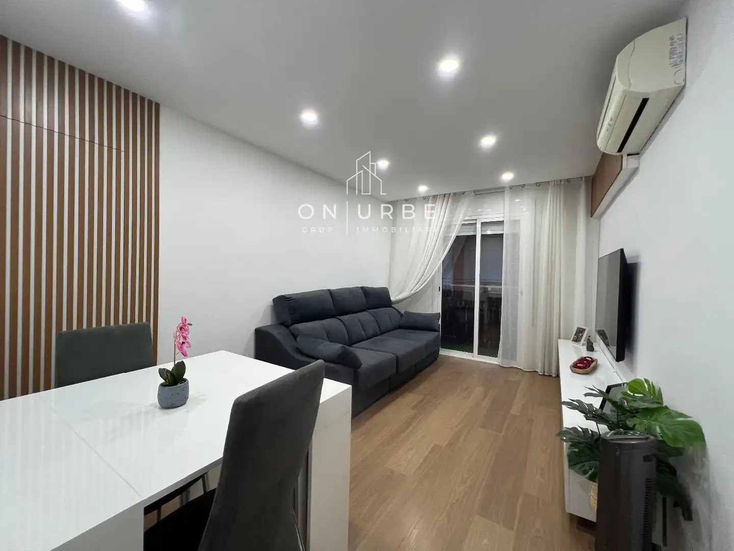 Sala d'estar de Pis en venda en La Llagosta amb Aire condicionat, Terrassa i Moblat