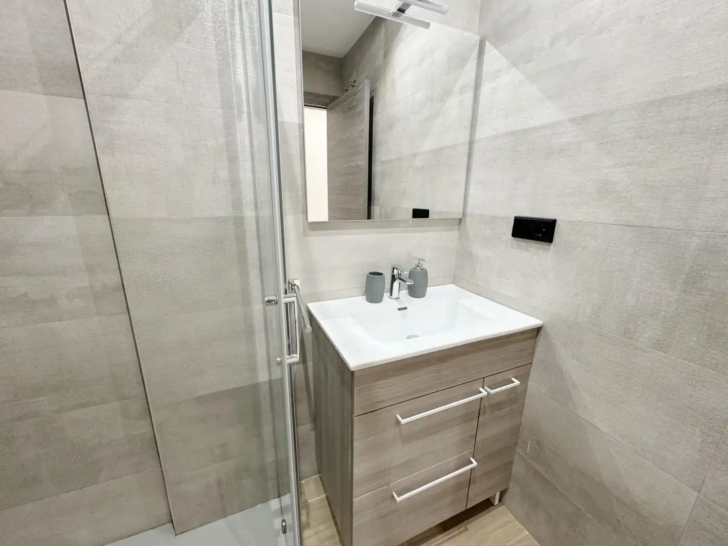 Baño de Planta baja de alquiler en El Campello con Aire acondicionado, Calefacción y Jardín privado