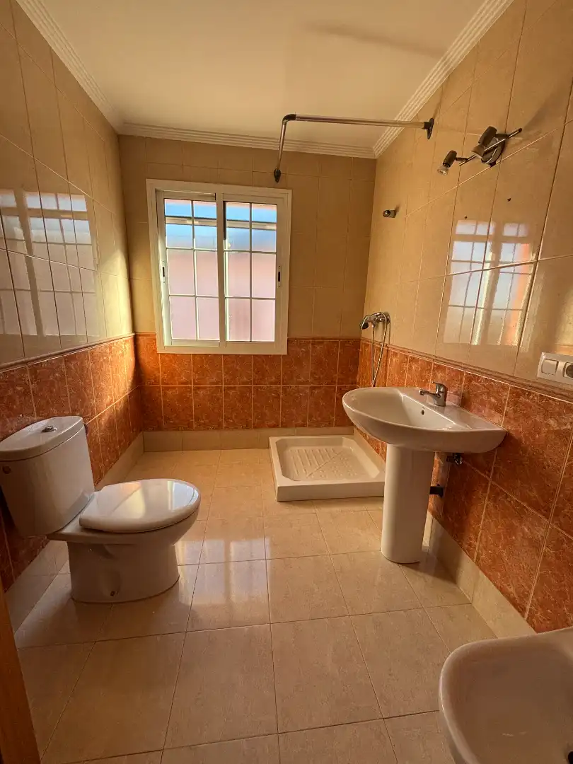 Bathroom of Detached homes for sale in Almensilla  with Air Conditioner, Private garden and Terrace