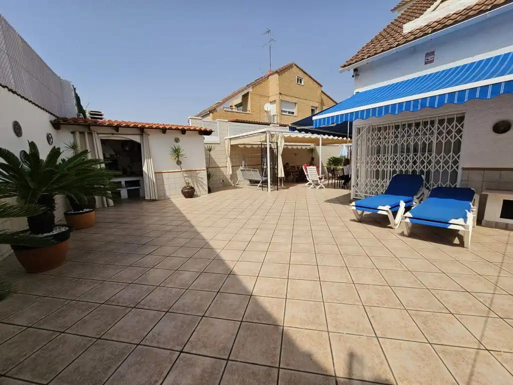 Terrasse von Einfamilien-Reihenhaus zum Verkauf in Calafell mit Klimaanlage, Heizung und Privatgarten