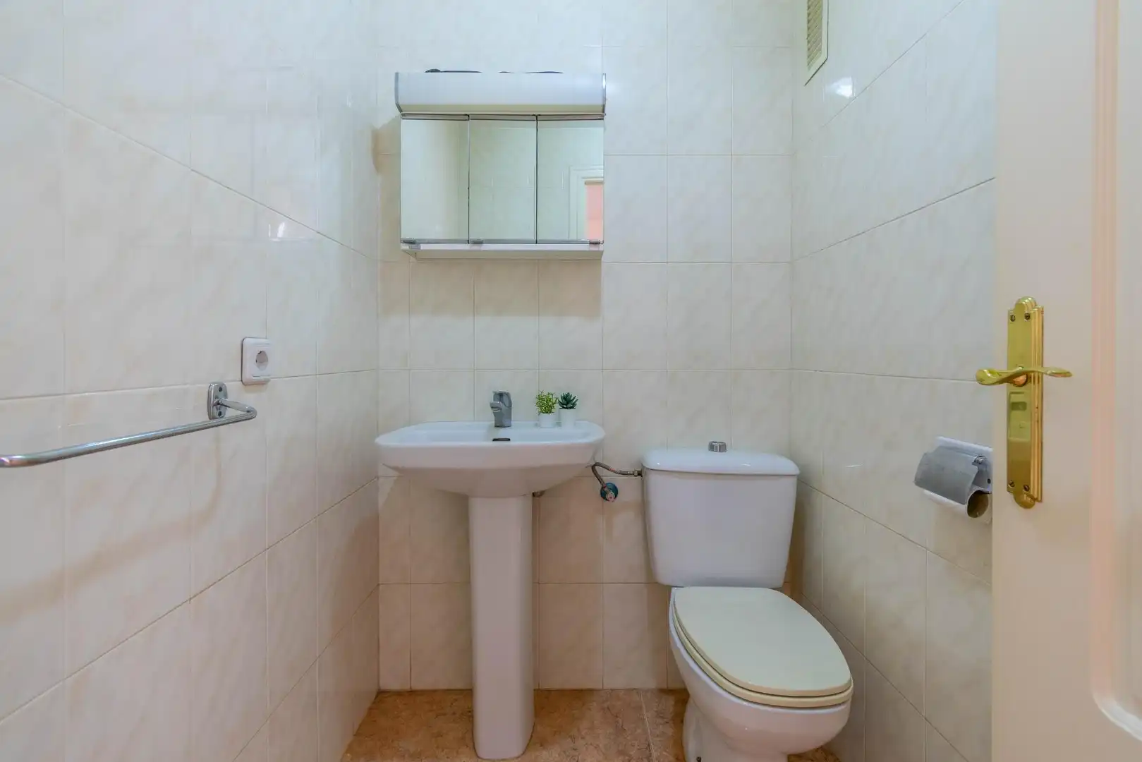 Baño de Piso en venta en Almería con Terraza y Amueblado