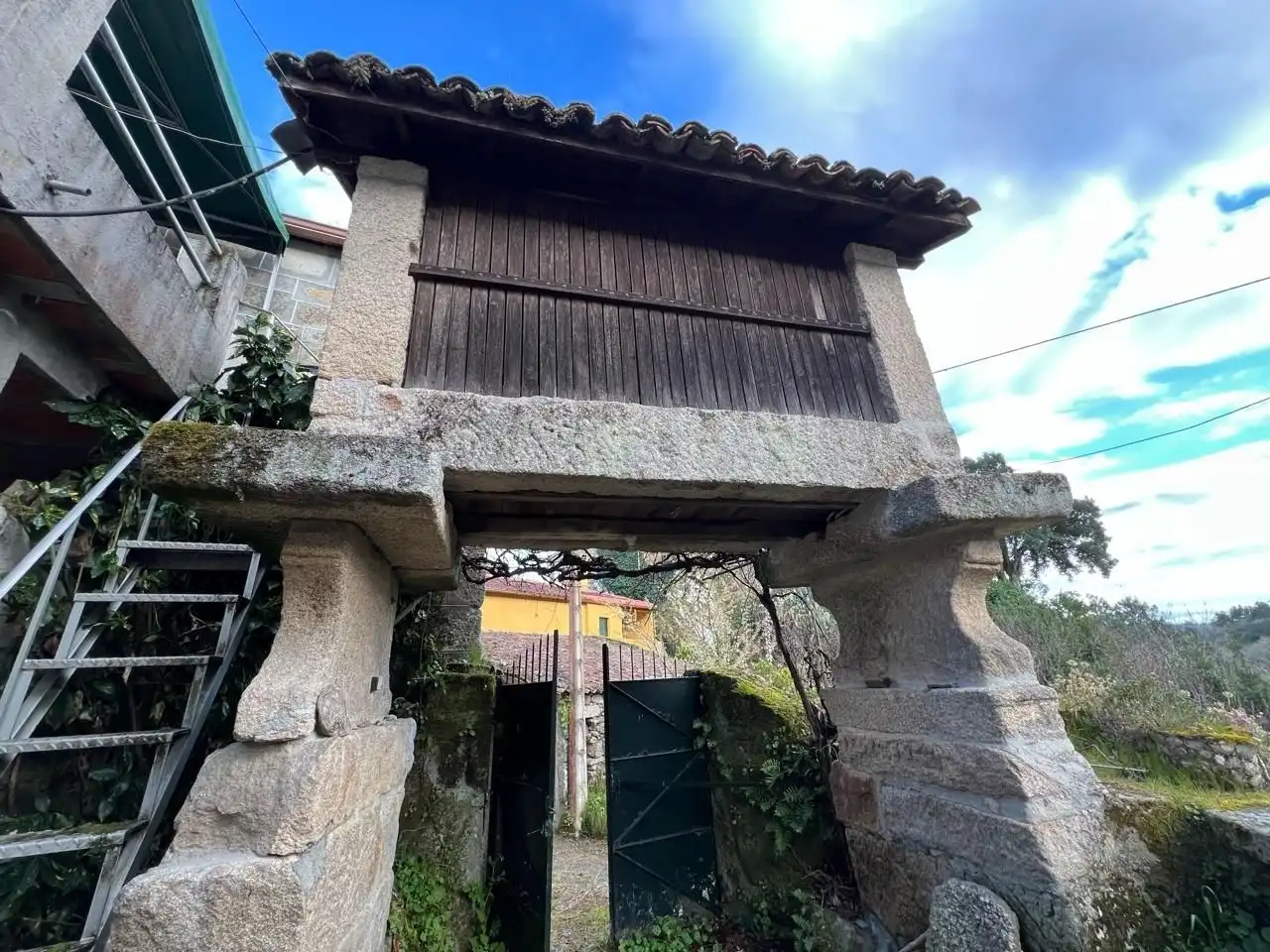 Vista exterior de Finca rústica en venda en Ourense Capital  amb Jardí privat, Terrassa i Moblat