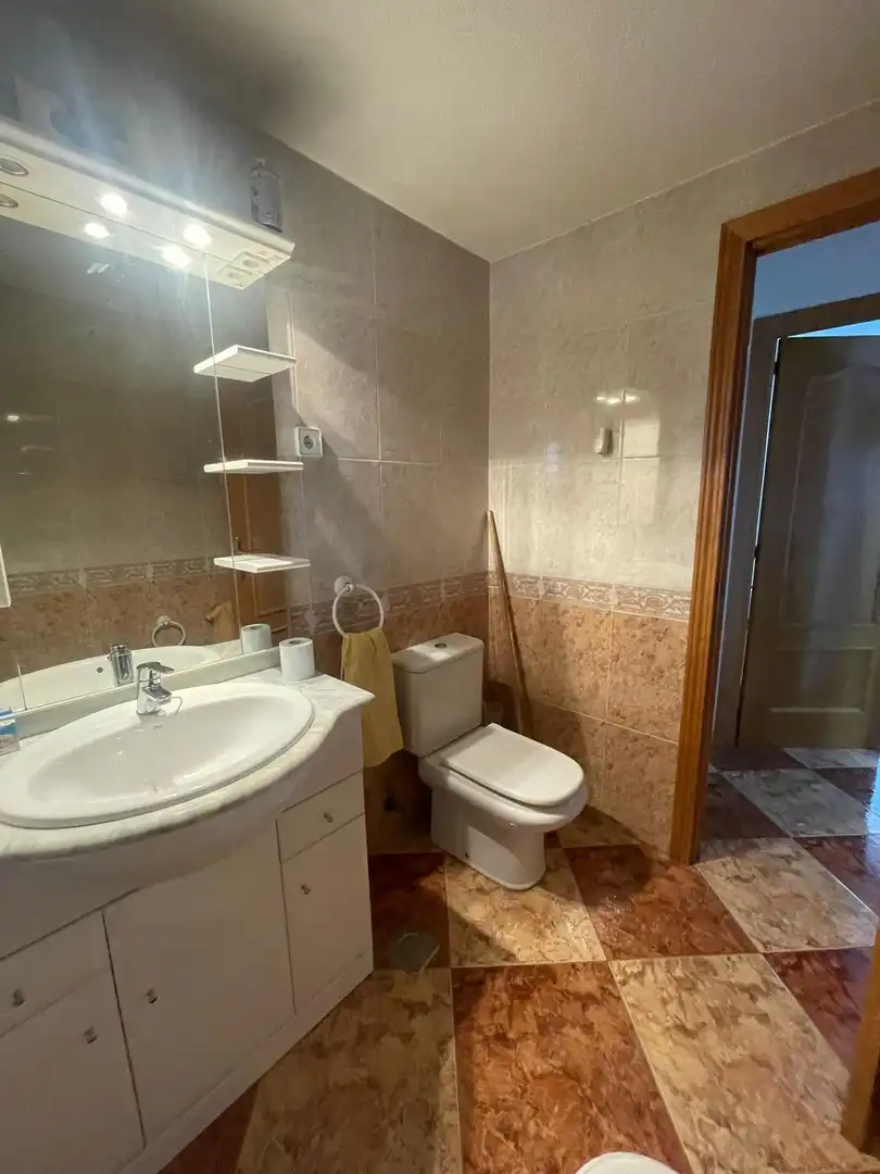 Badezimmer von Wohnung zur Miete in Fuenlabrada mit Klimaanlage, Heizung und Parkett
