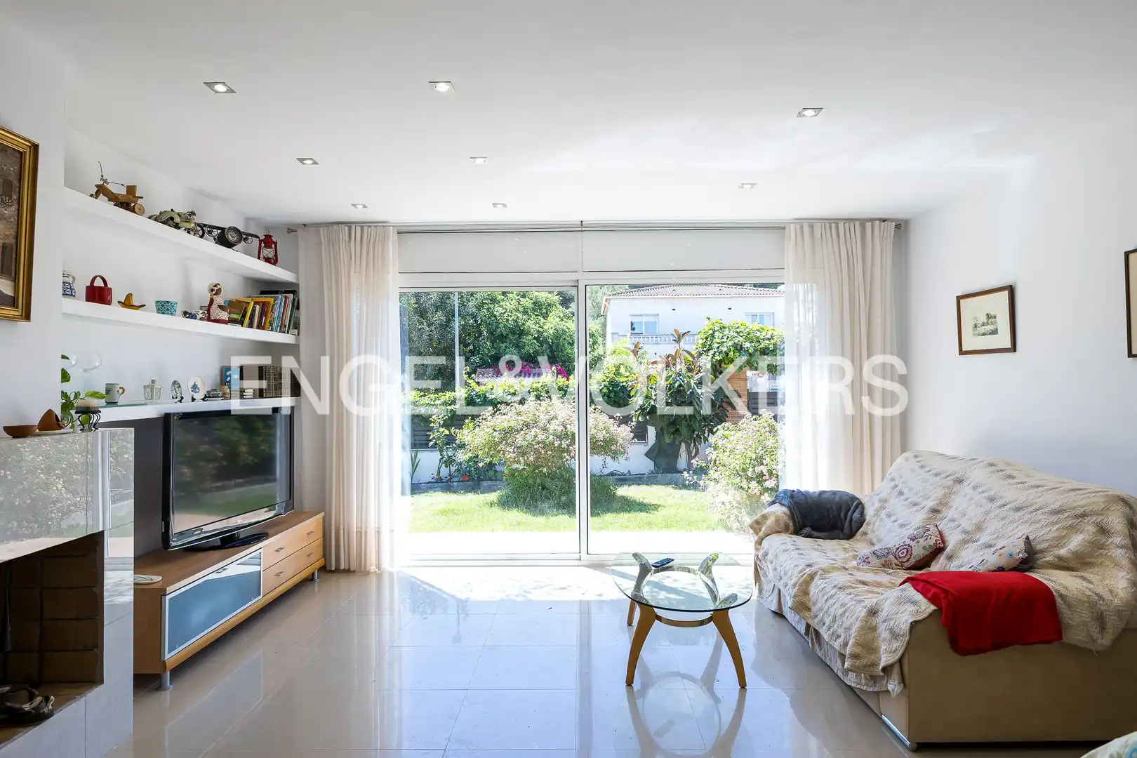 Sala d'estar de Casa o xalet en venda en Cubelles amb Aire condicionat, Calefacció i Jardí privat