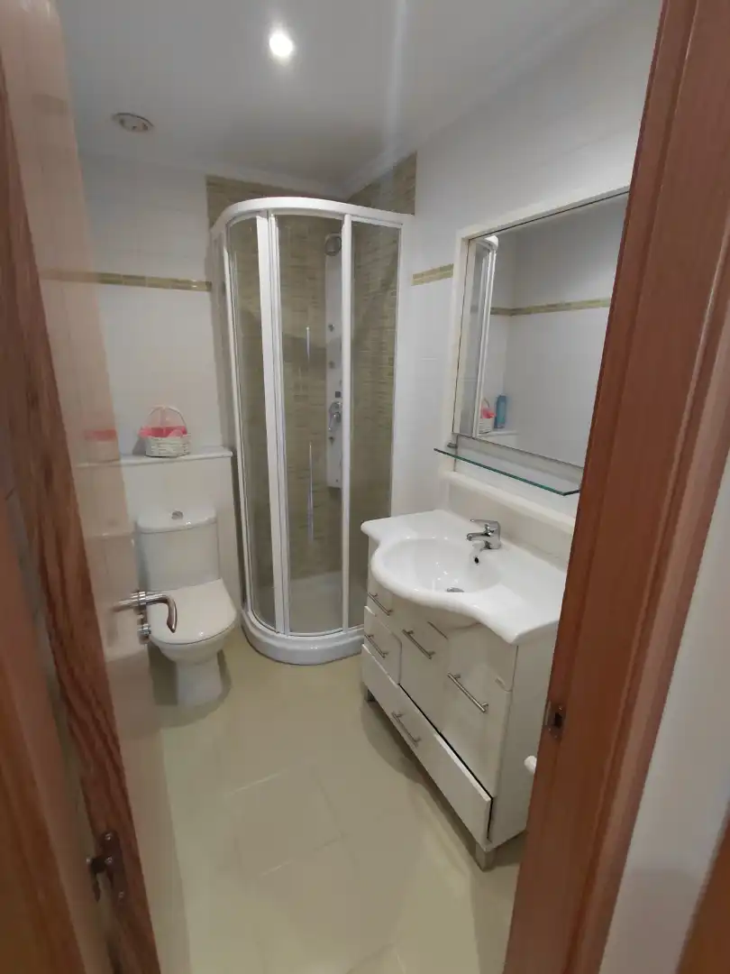 Badezimmer von Wohnung zum Verkauf in Oleiros mit Heizung, Parkett und Möbliert