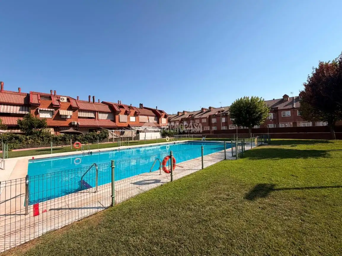Piscina de Casa adosada en venta en Leganés con Aire acondicionado, Calefacción y Terraza