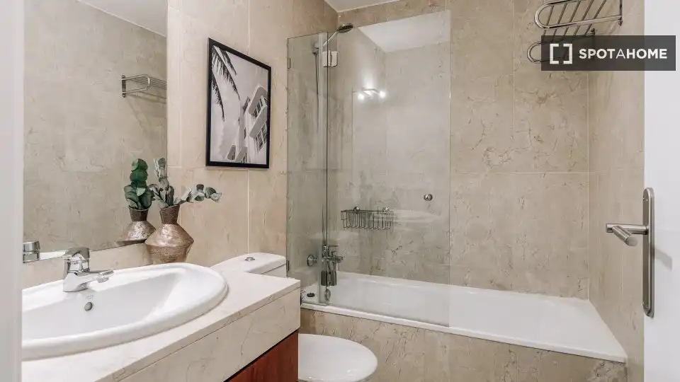 Badezimmer von Wohnungen zur untervermieten in Madrid mit Klimaanlage, Terrasse und Möbliert