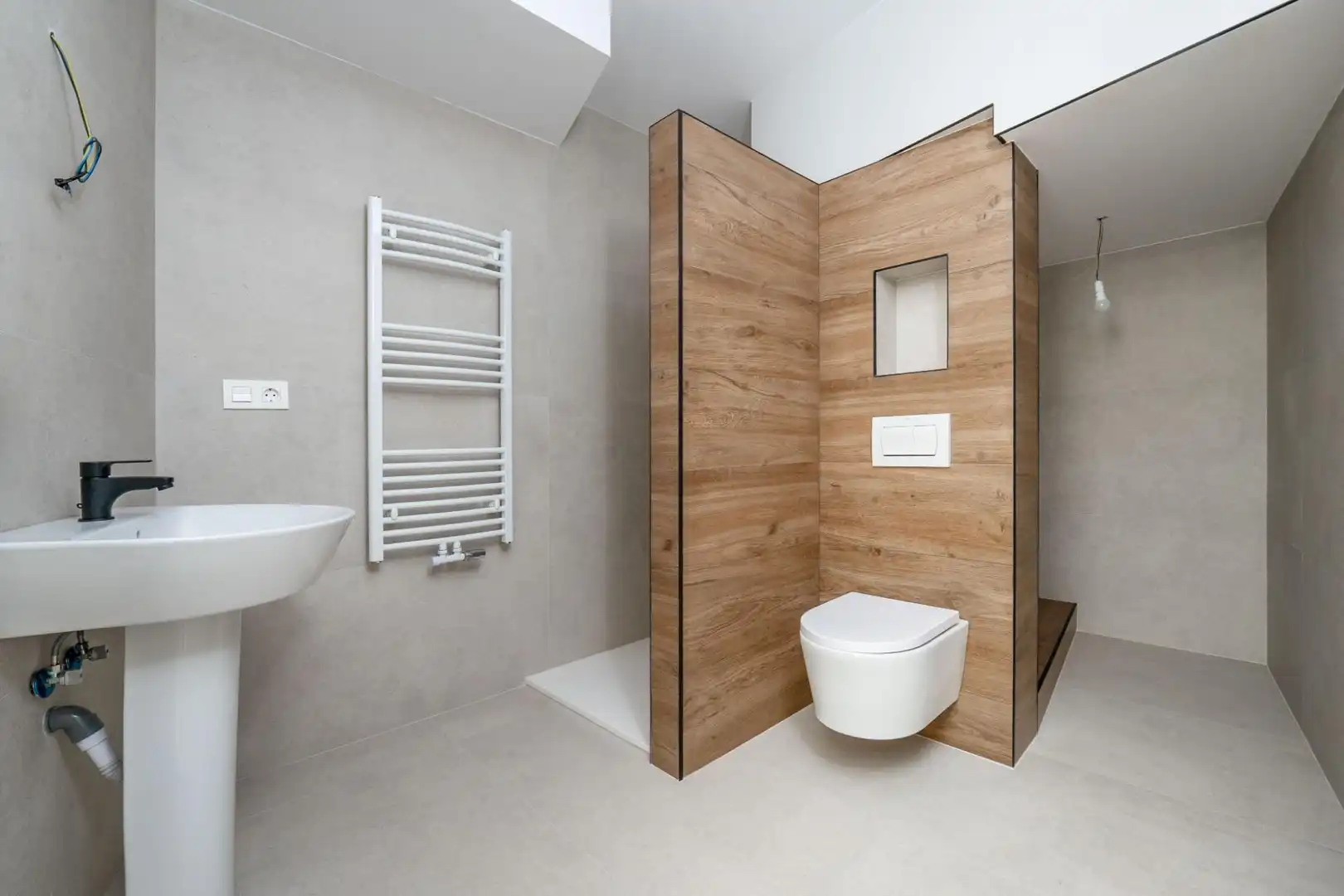 Bathroom of Flat for sale in Granada  with Air Conditioner and Heating