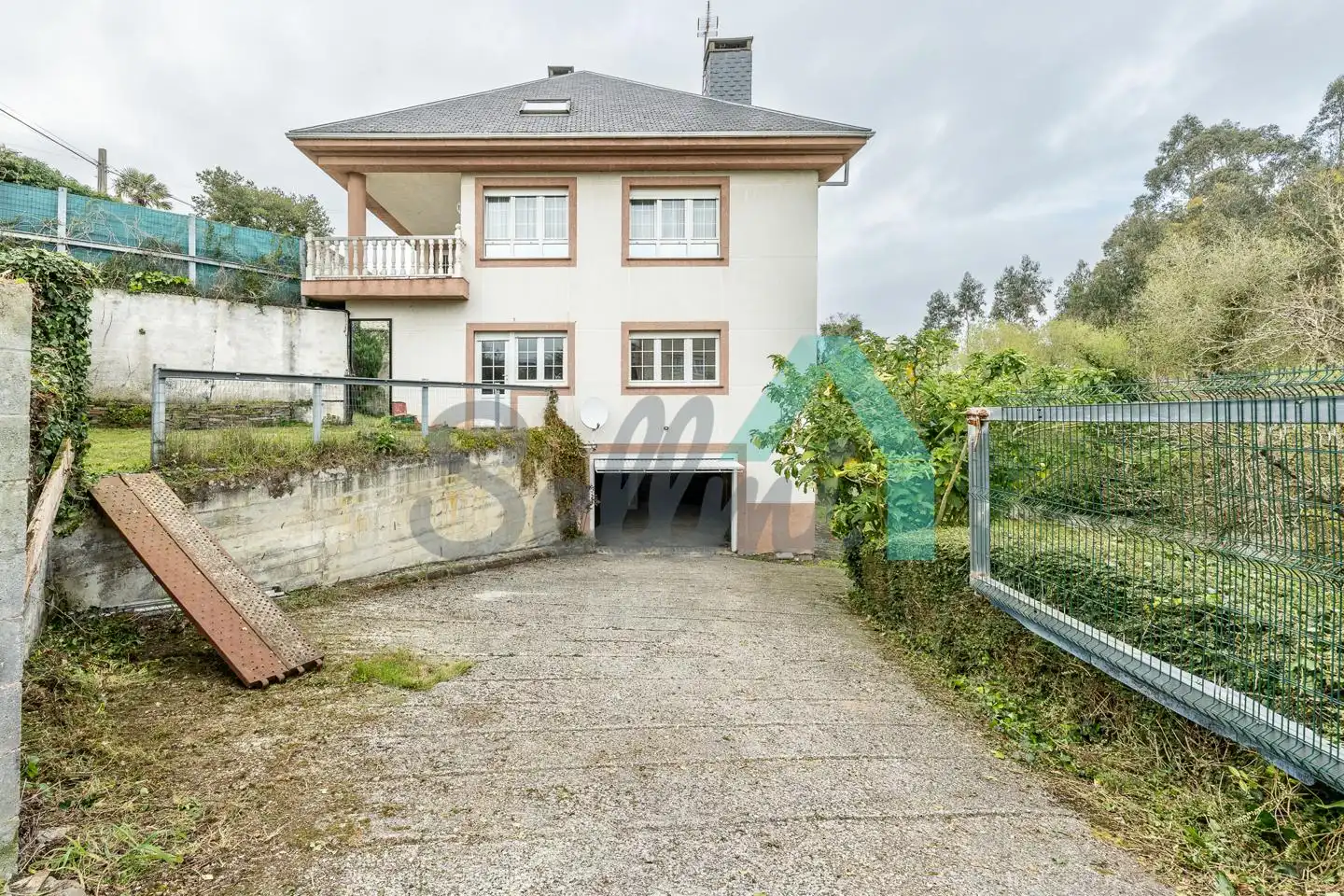 Vista exterior de Casa adosada en venta en El Franco  con Calefacción, Jardín privado y Parquet