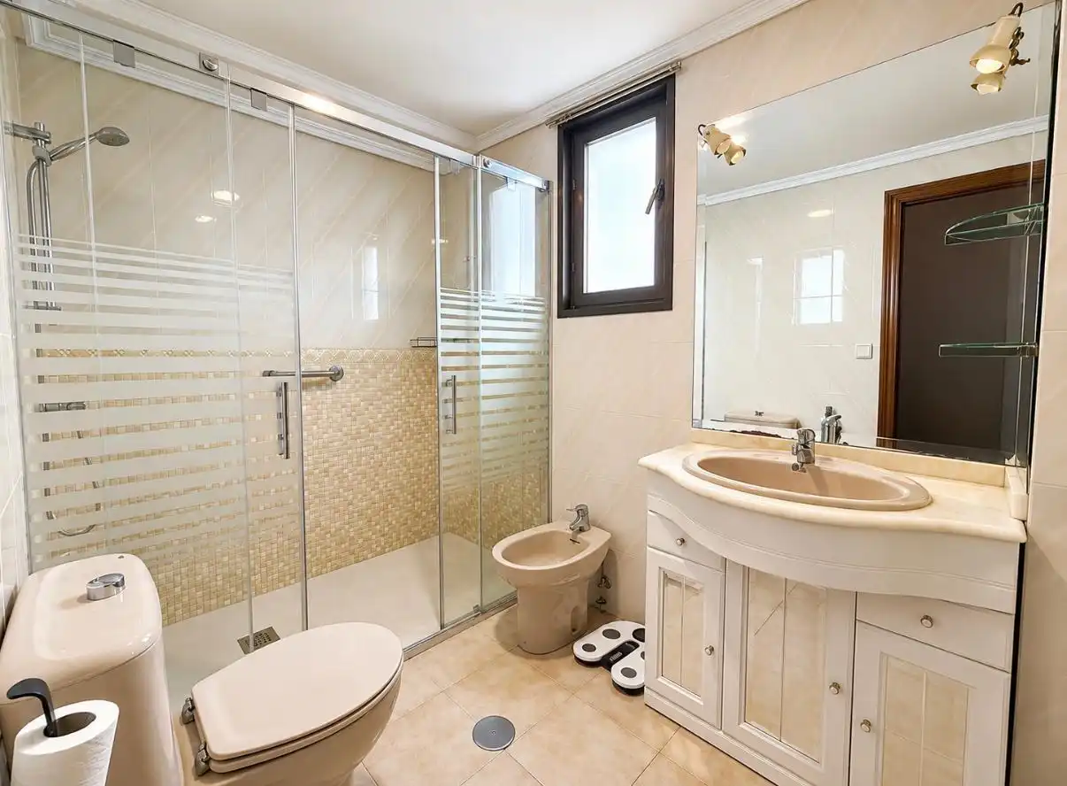Badezimmer von Wohnung zur Miete in  Pamplona / Iruña