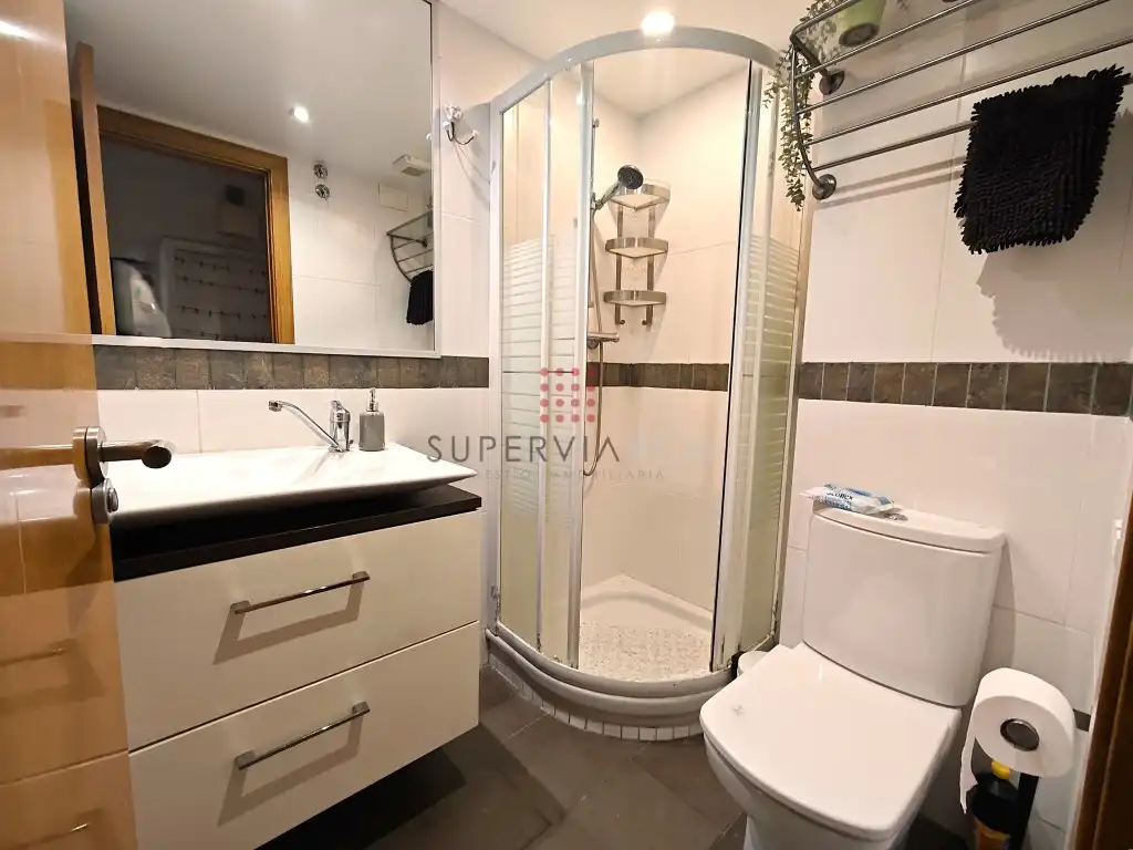 Badezimmer von Dachboden zum Verkauf in Barcelona mit Balkon
