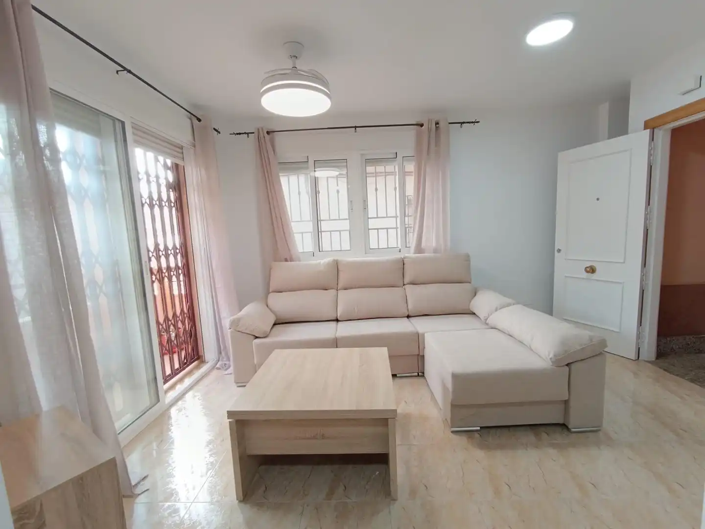 Sala de estar de Dúplex en venta en Águilas con Trastero, Amueblado y Balcón