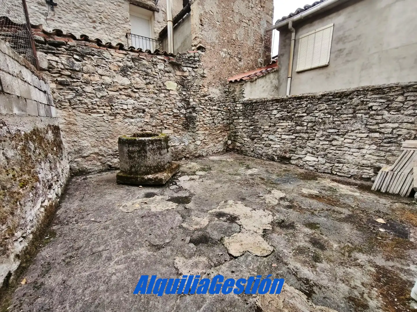 Casa adosada en venta en Tamajón con Calefacción, Terraza y Balcón