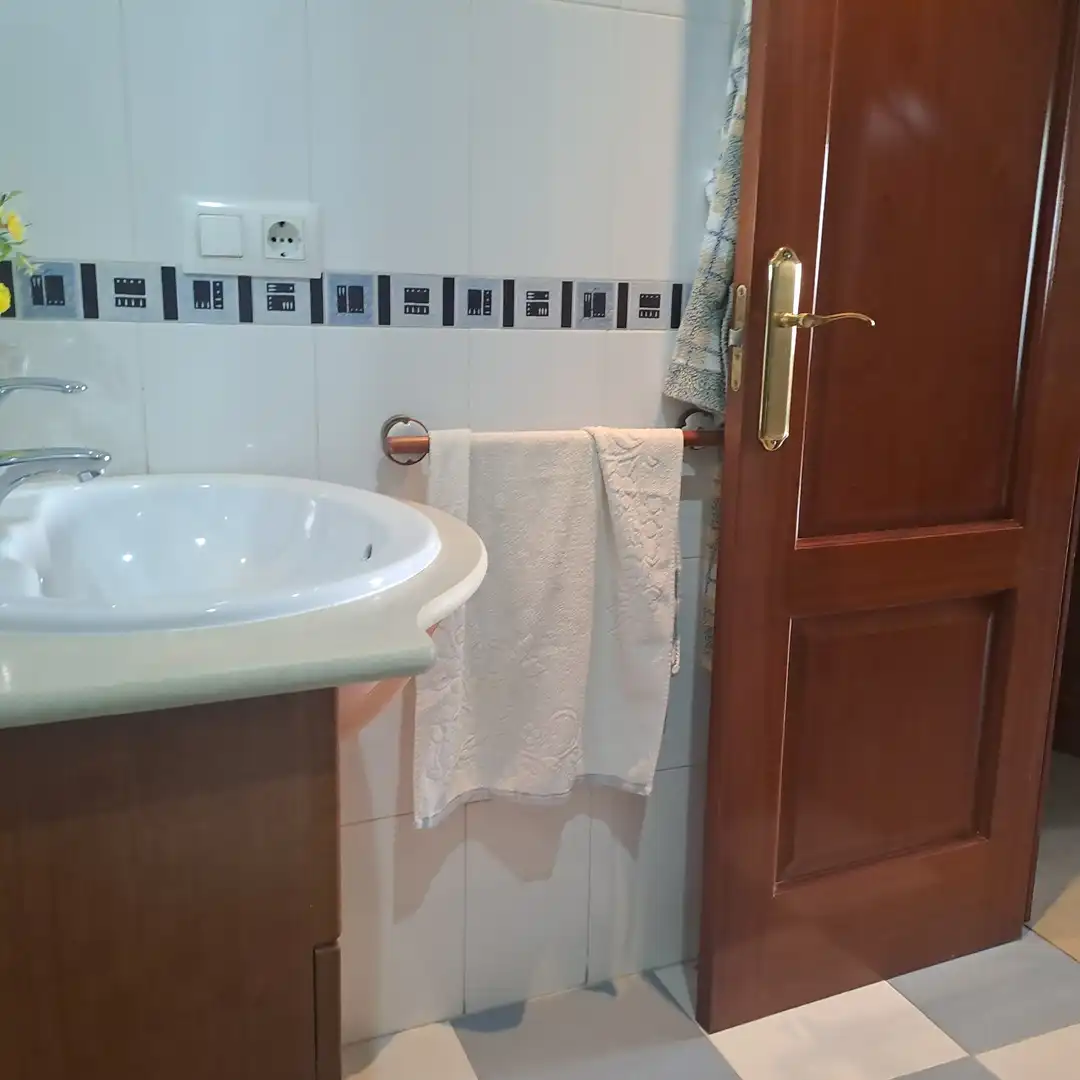 Bany de Casa adosada en venda en Dos Hermanas amb Aire condicionat, Traster i Piscina comunitària