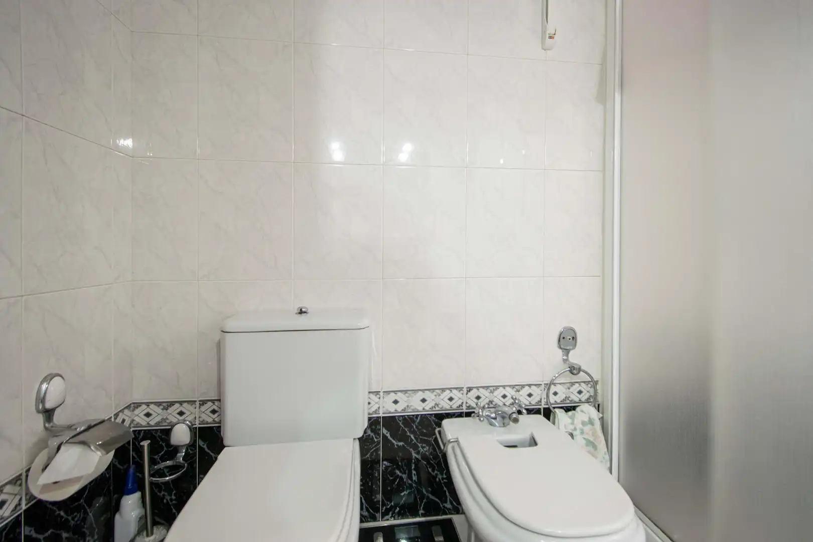 Bathroom of Houses for sale in Sevilla  with Air Conditioner, Terrace and Storage room