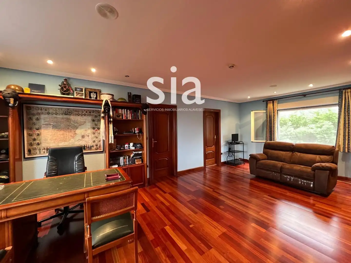 Sala d'estar de Casa o xalet en venda en Vitoria - Gasteiz amb Traster