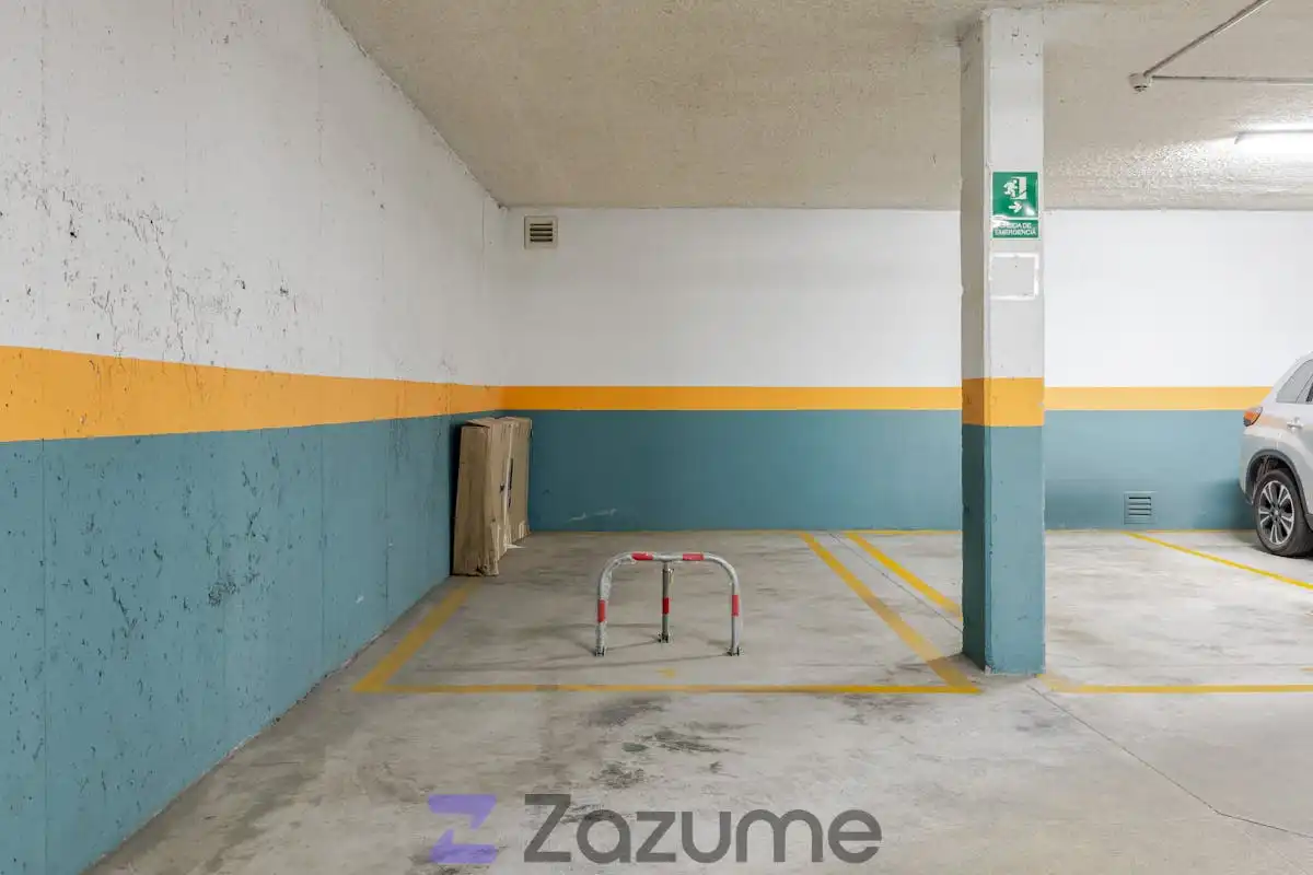 Parking of Flat for rent in Madrid  with Air Conditioner, Heating and Private garden