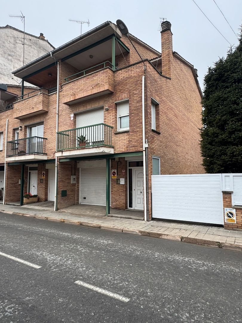 Exterior view of Single-family semi-detached for sale in Torelló  with Heating, Private garden and Terrace