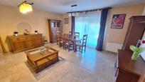 Sala d'estar de Casa adosada en venda en Casarrubios del Monte amb Aire condicionat, Calefacció i Jardí privat