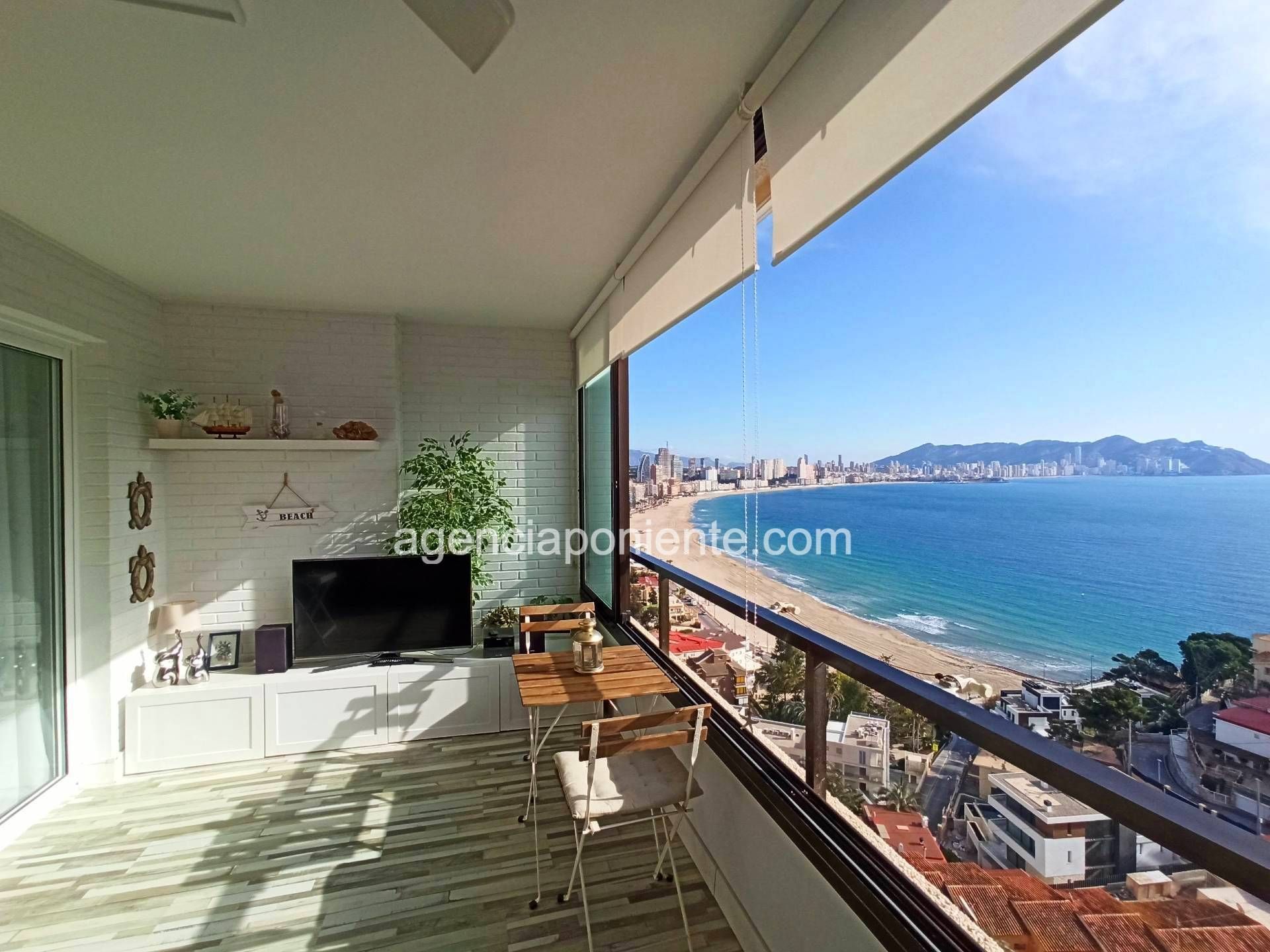 Dormitori de Apartament de lloguer en Finestrat amb Aire condicionat, Terrassa i Moblat