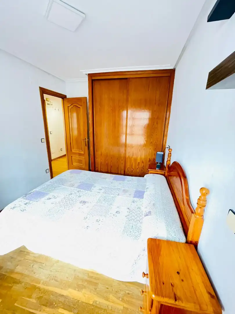 Schlafzimmer von Wohnungen zum Verkauf in Gijón  mit Heizung und Parkett