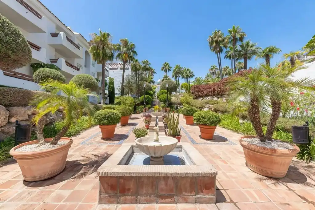 Jardín de Apartamento de alquiler en Estepona con Aire acondicionado, Terraza y Piscina