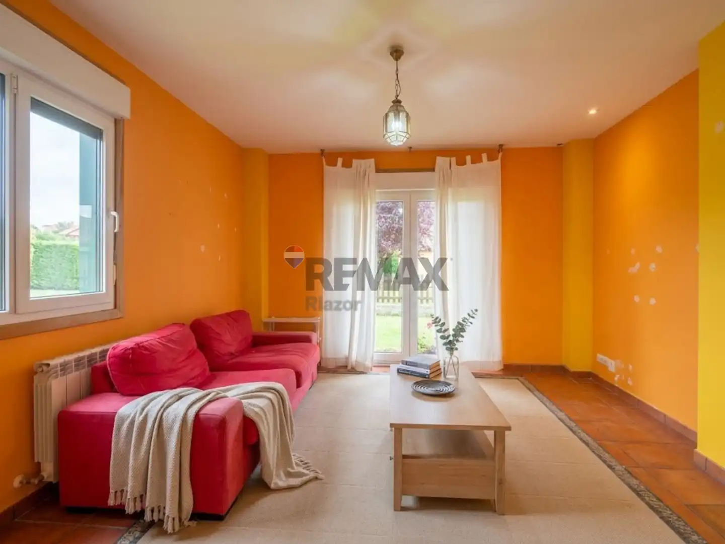 Sala d'estar de Casa o xalet en venda en Brión amb Calefacció, Jardí privat i Terrassa