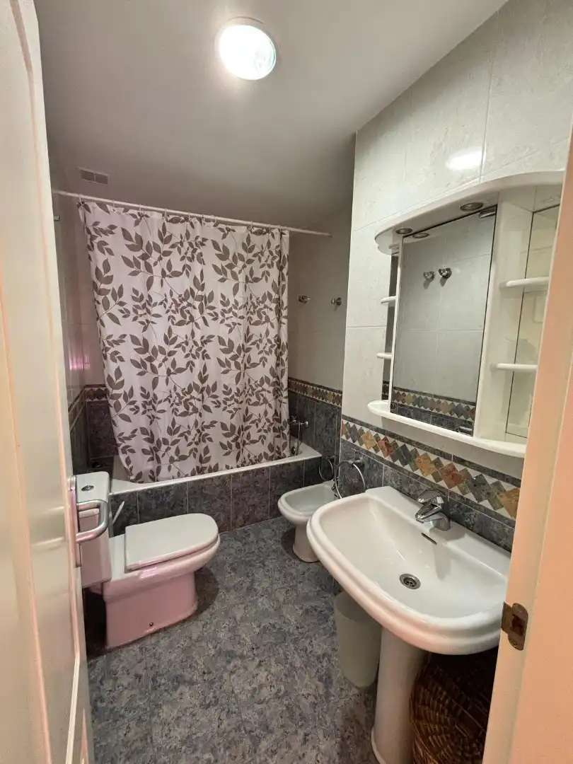 Baño de Ático de alquiler en Motril con Aire acondicionado, Calefacción y Jardín privado