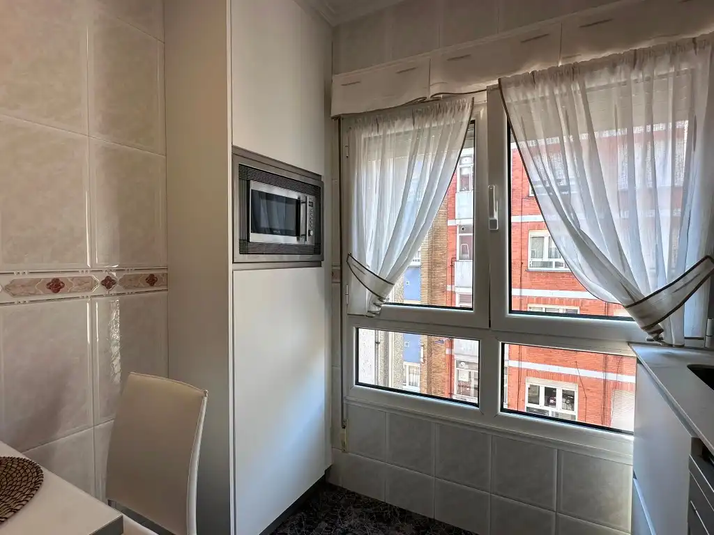 Cocina de Piso en venta en Gijón  con Calefacción, Parquet y Horno
