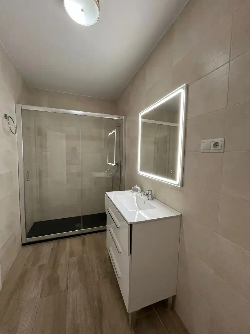 Badezimmer von Wohnung zur untervermieten in Madrid mit Klimaanlage, Heizung und Möbliert
