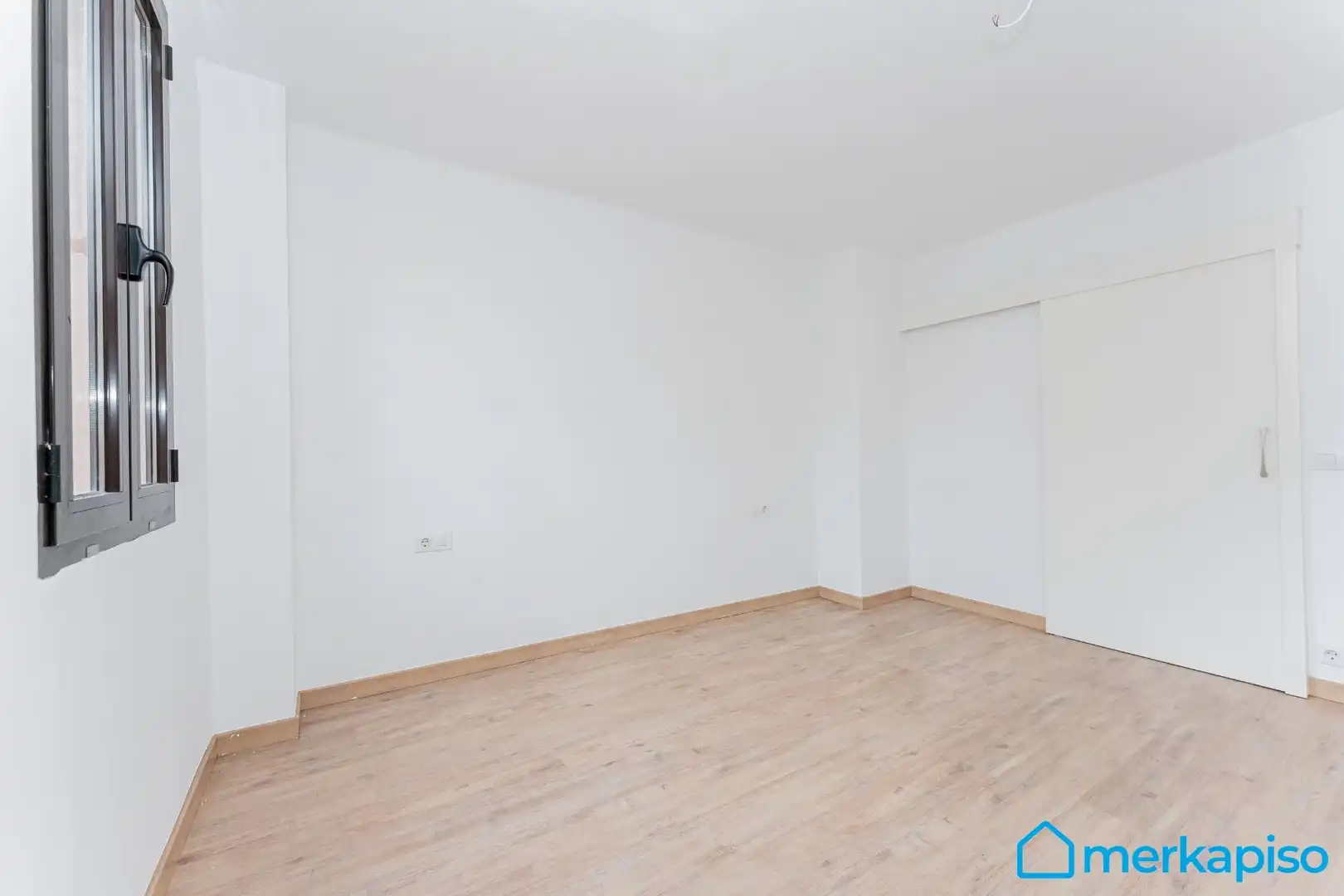 Habitación de Casa adosada en venta en Sant Boi de Llobregat con Jardín privado, Parquet y Terraza