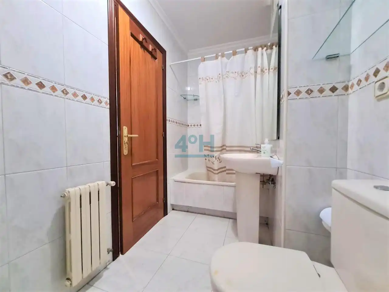 Bathroom of Apartments for rent in Ourense Capital   with Heating, Storage room and Furnished