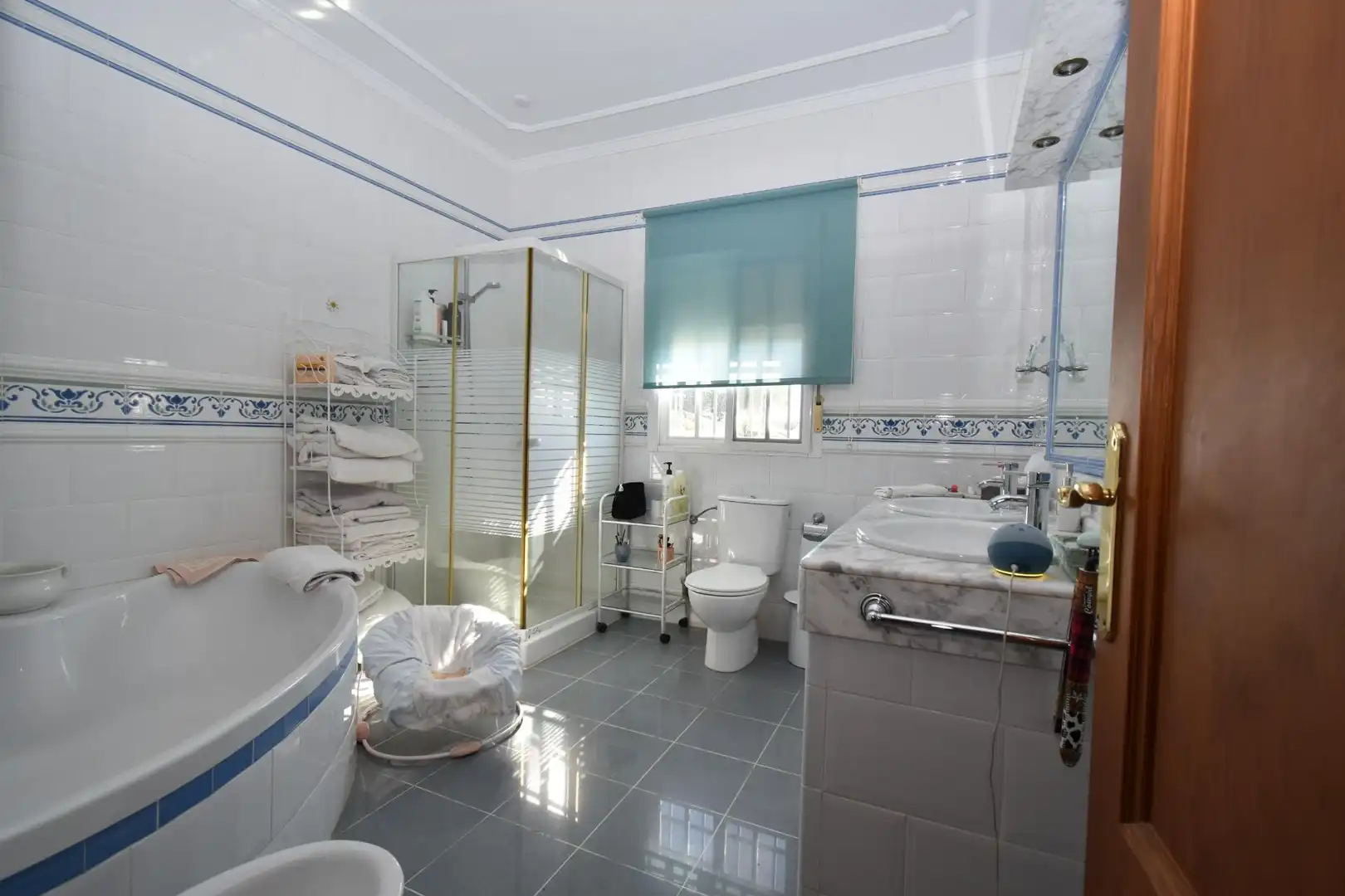 Bathroom of Houses for sale in Chiclana de la Frontera  with Air Conditioner, Heating and Private garden