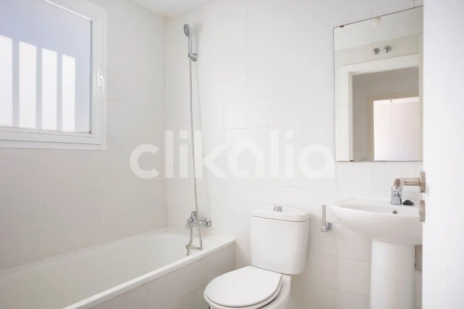 Baño de Piso en venta en Madrid con Calefacción, Terraza y Trastero