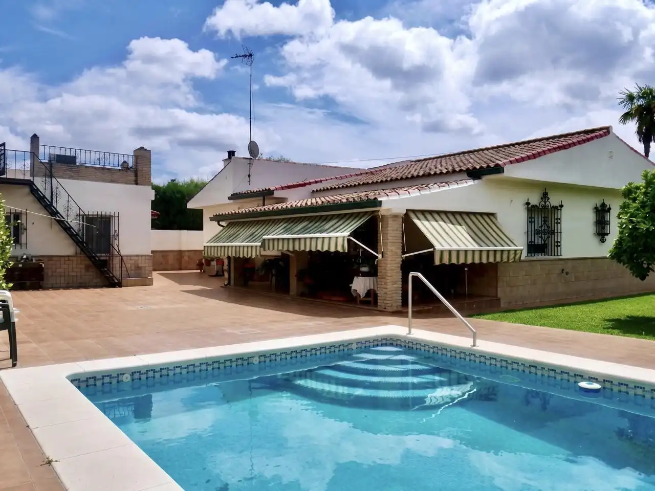 Piscina de Casa o xalet en venda en Espartinas amb Aire condicionat, Jardí privat i Terrassa