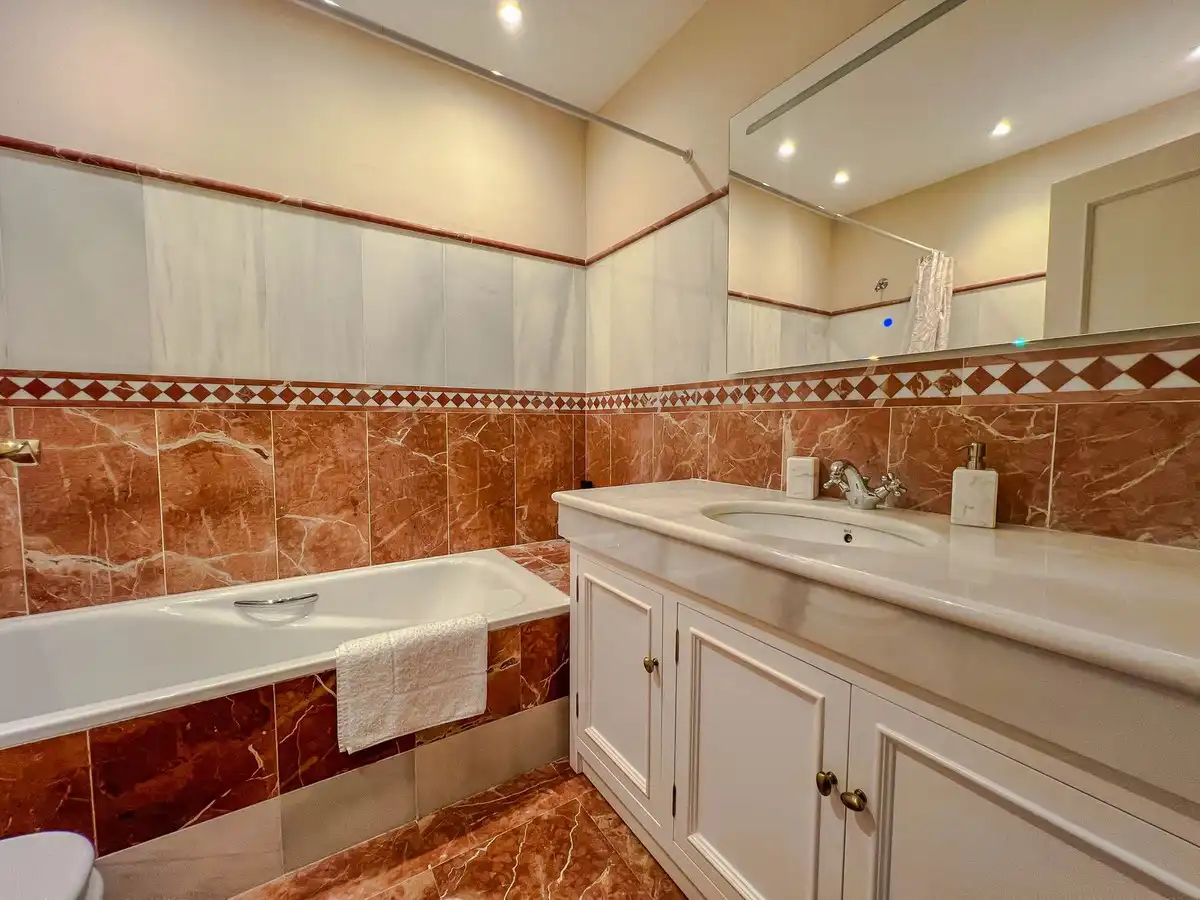 Baño de Casa adosada en venta en Benahavís con Aire acondicionado y Terraza