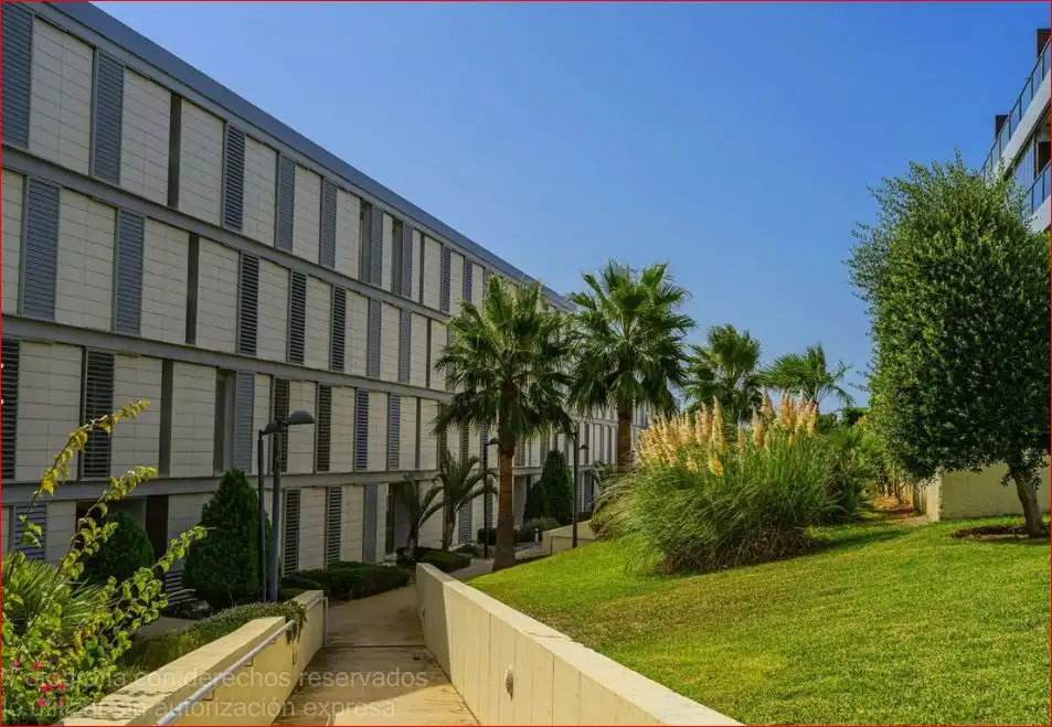 Außenansicht von Wohnung zum Verkauf in Manilva mit Klimaanlage, Heizung und Privatgarten
