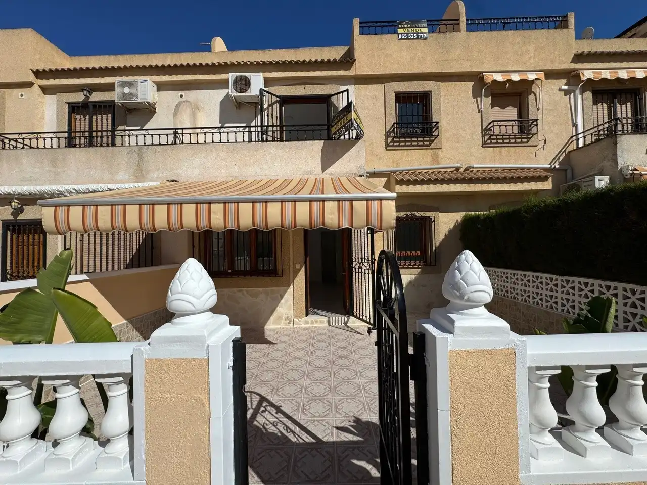Vista exterior de Casa adosada en venda en Torrevieja amb Terrassa, Forn i Balcó