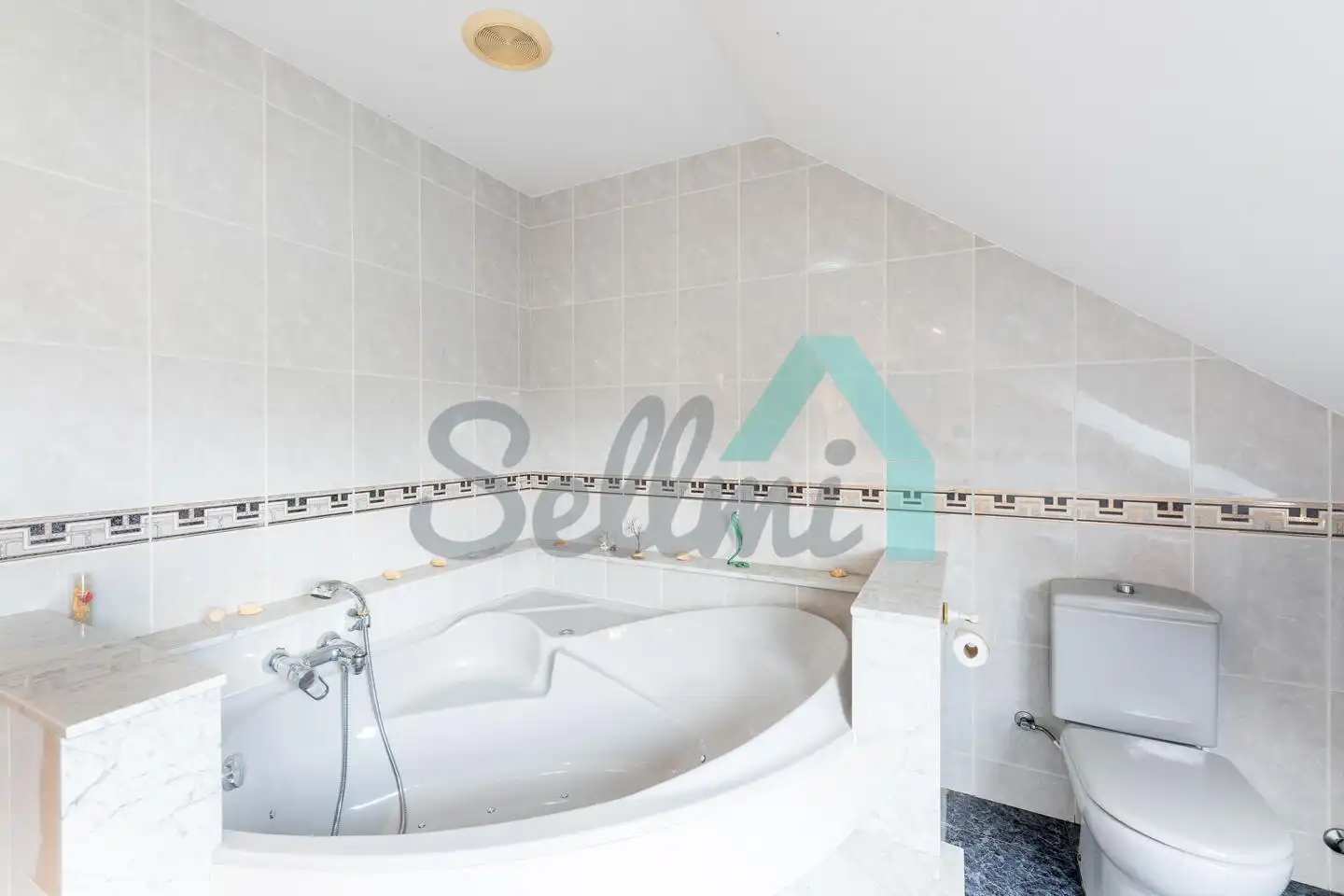 Baño de Casa adosada en venta en El Franco  con Calefacción, Jardín privado y Parquet