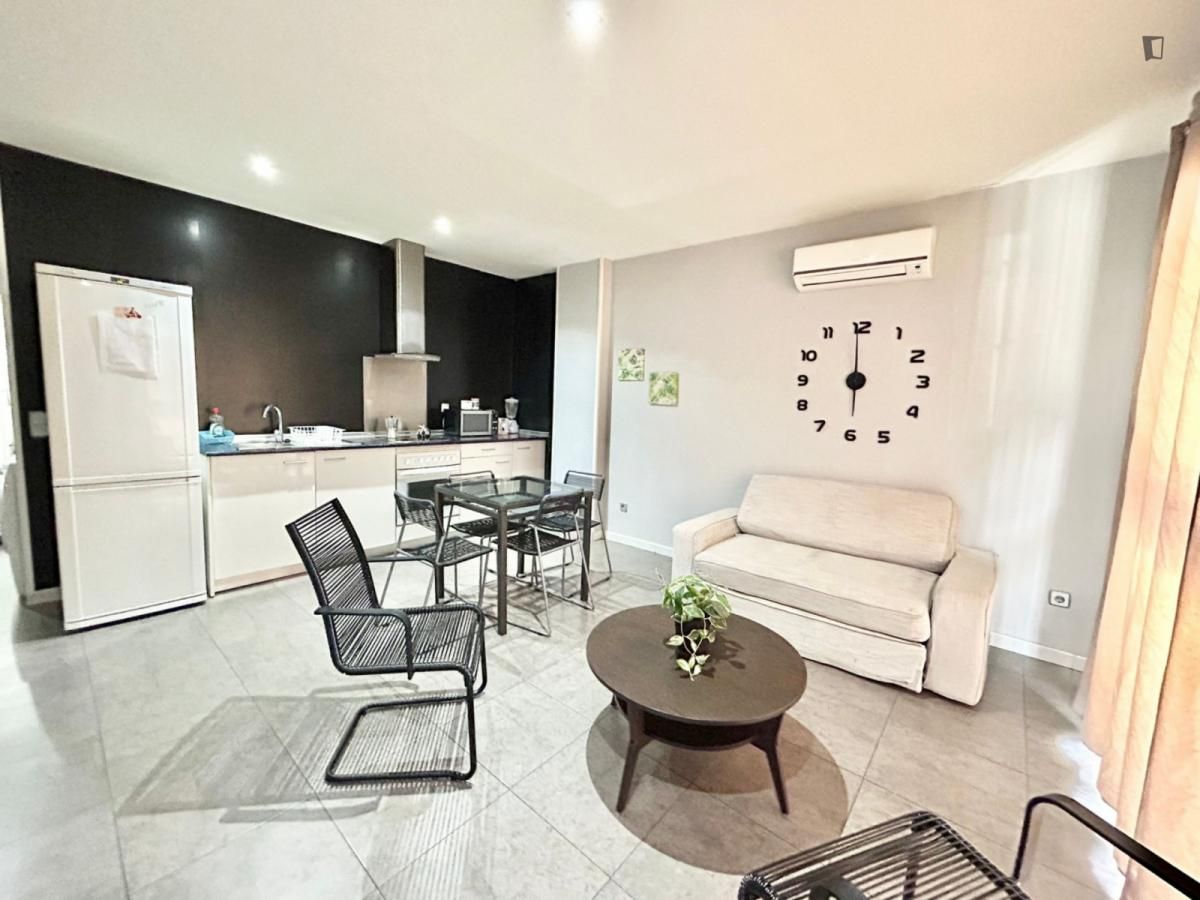 Sala d'estar de Apartament de lloguer en  Madrid Capital amb Aire condicionat, Moblat i Rentadora